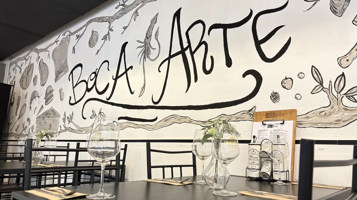 Interior de BocaArte, restaurante de tapas de autor en Sants, Barcelona